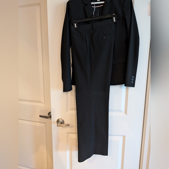 Gap suit. - Picture 4 of 5